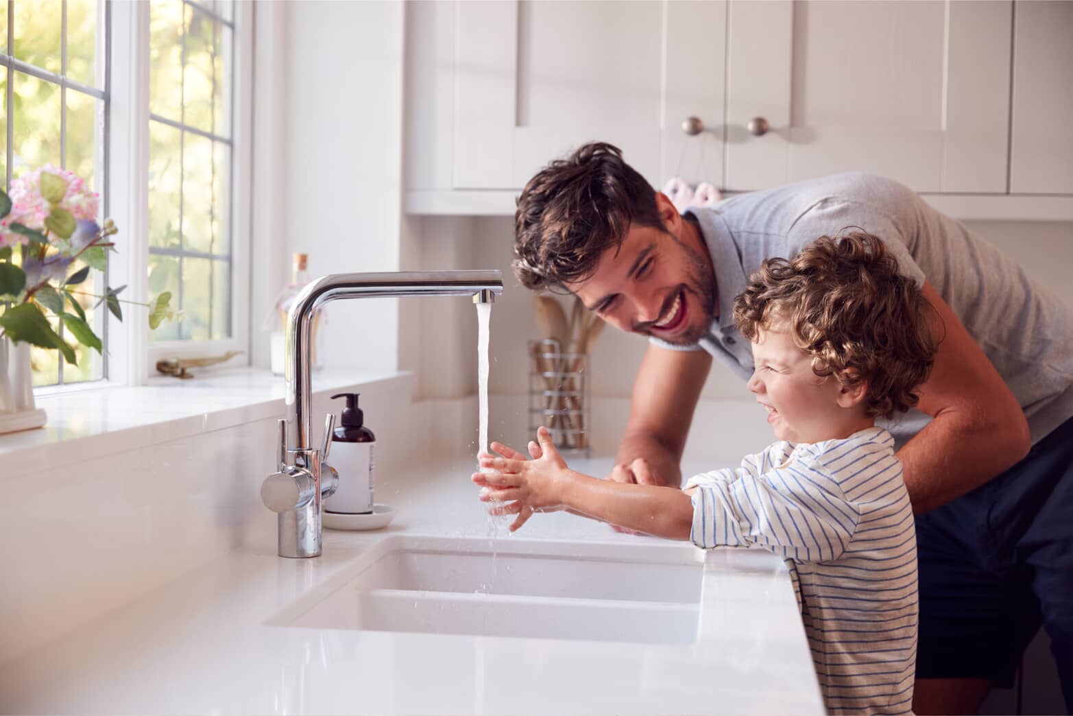 dad and child washing hands